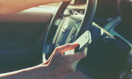 Водителям частично разрешат пользоваться мобильным телефоном за рулем