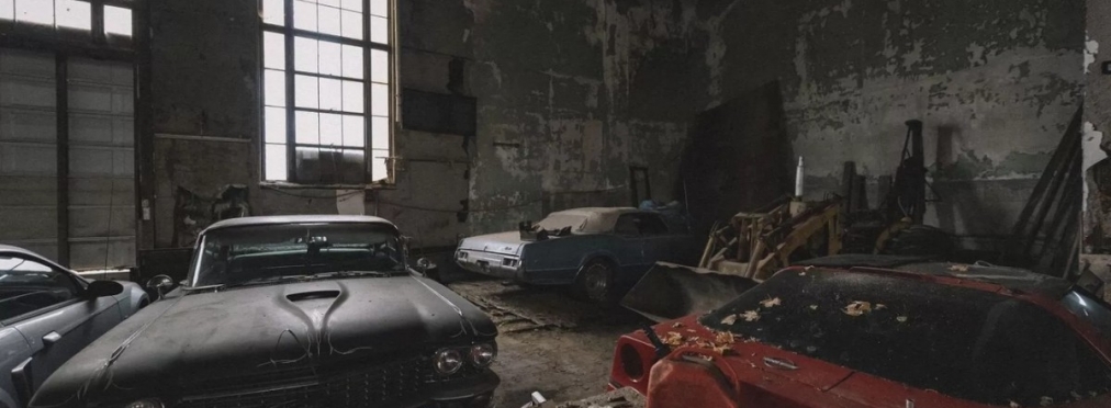 В заброшенной школе обнаружена коллекция старых ретро-автомобилей, до которых никому нет дела