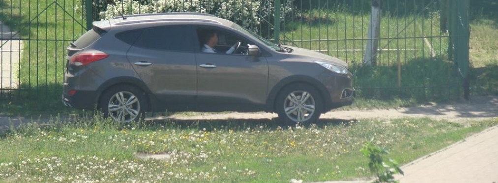 Наглый киевлянин устроил заезд по газону возле школы