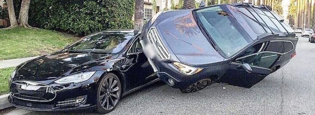 Кроссовер Subaru эффектно заехал на электрокар Tesla Model S