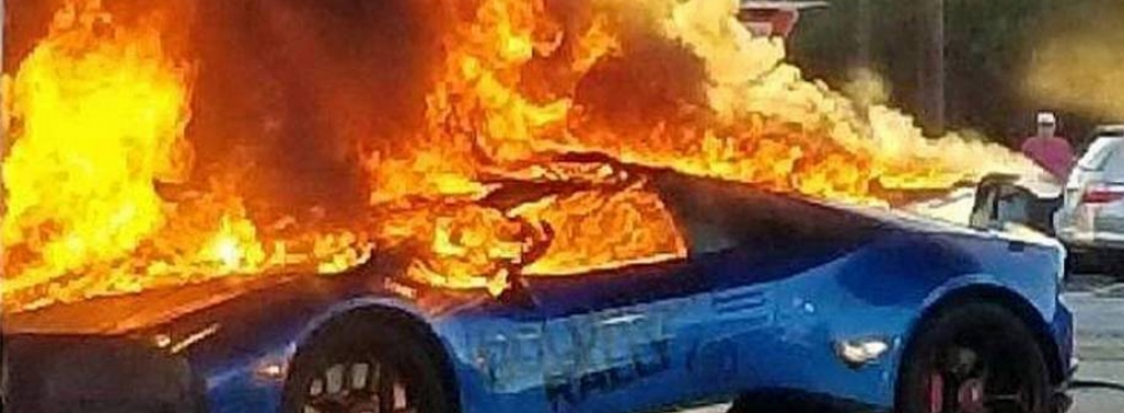 Рассеянный водитель сжег Lamborghini Huracan на АЗС