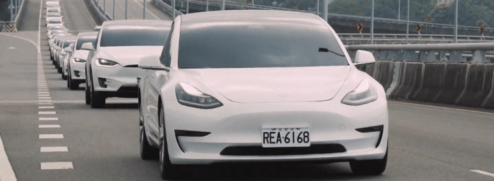 Сотни электромобилей Tesla проехали колонной на автопилоте