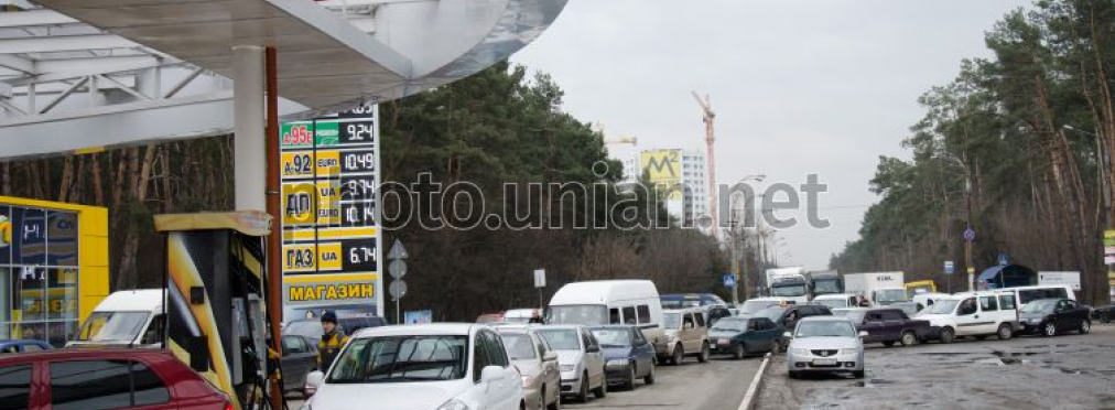  Украинцы продают места в очереди на АЗС