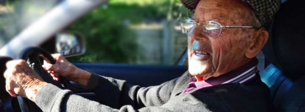 Опаздывал на прививку от коронавируса: 88-летний водитель ехал со скоростью 191км/ч.