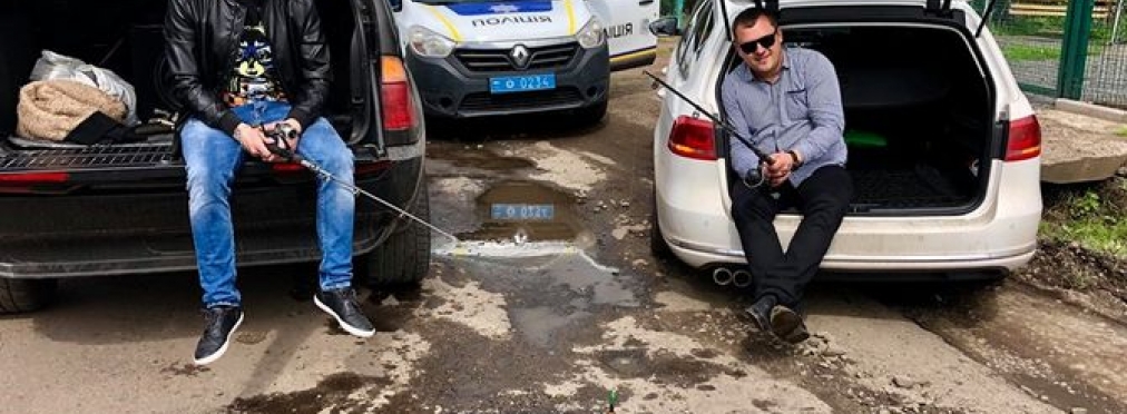 Украинцы стали ловить рыбу в ямах на дорогах