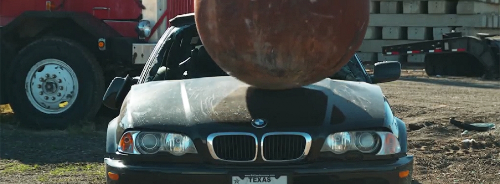Уничтожение трех автомобилей 4-тонным шаром показали в «слоу-мо»