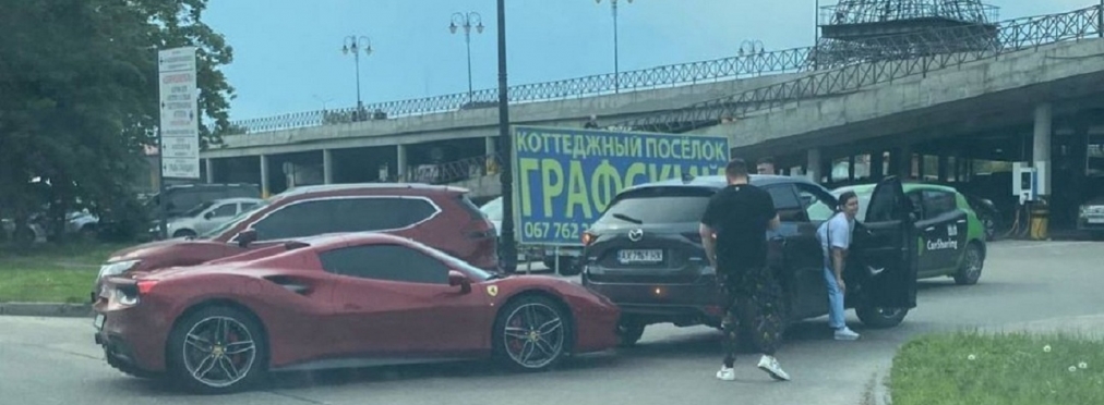 Дорогой суперкар Ferrari в Украине попал в курьезное ДТП