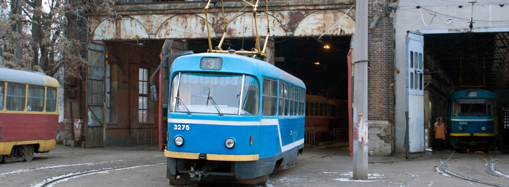 Одесский «автохам» припарковался просто поперек трамвайных путей