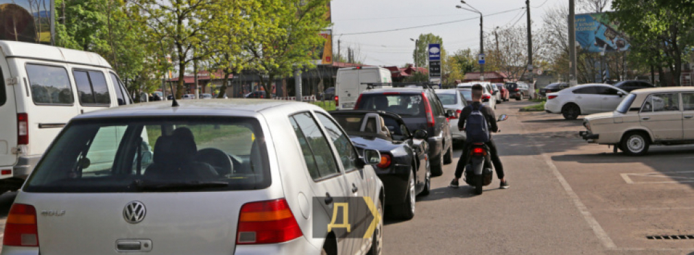 Украинцы массово скупают талоны на топливо: образовались огромные очереди