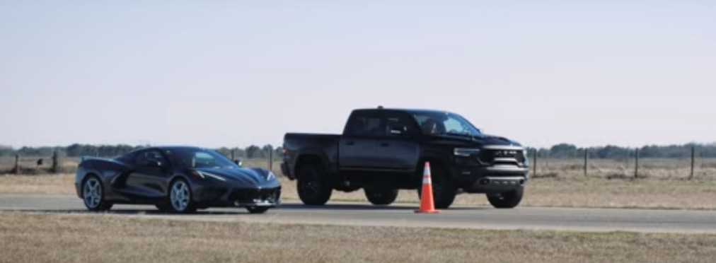«Самый американский дрэг»: Corvette C8 против Ram 1500 TRX (видео)