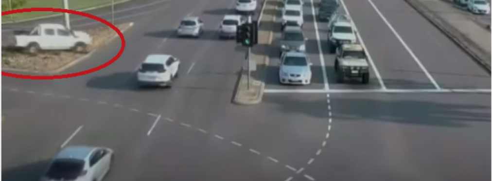 «Полет» Toyota Hilux через 8-ми полосную трассу показали на видео