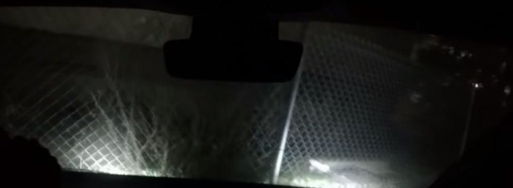 Водитель Tesla «дал угла» и протаранил ограду: эффектное видео
