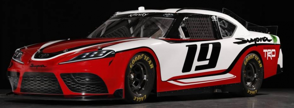 Новая Toyota Supra для гонки NASCAR уже «нарезает круги с дымком»