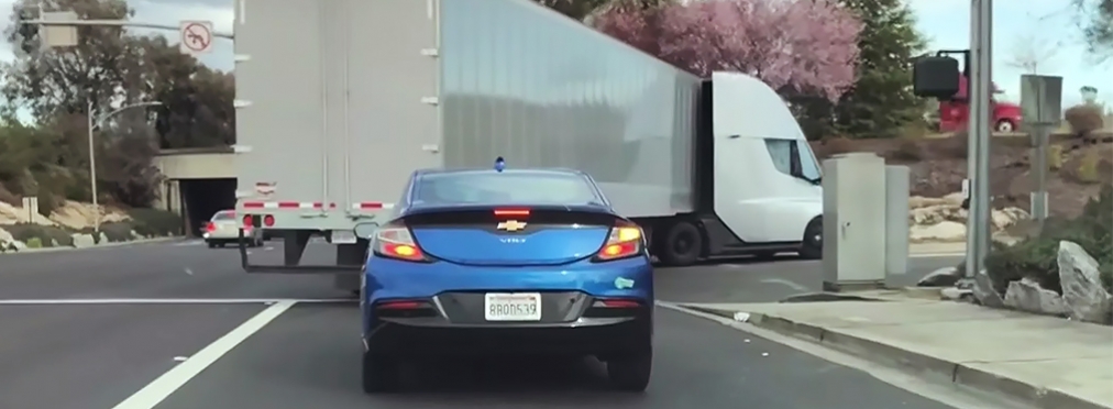 Видео: электрический грузовик Tesla ускоряется с быстротой спорткара
