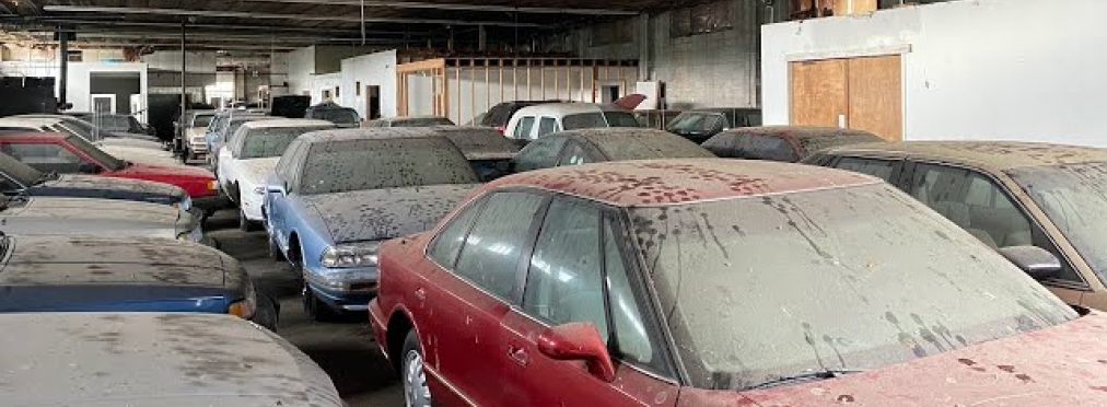 Блогер нашел заброшенный склад с редкими автомобилями (видео)