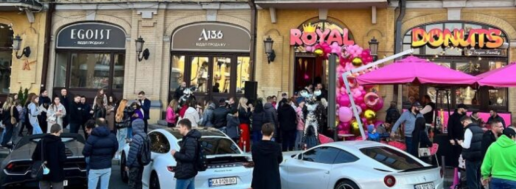 В Киеве заметили стоянку с элитными суперкарами