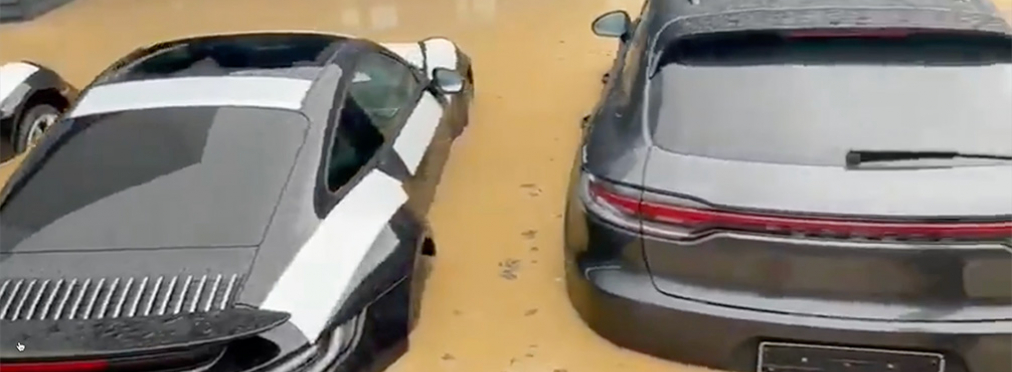 Около десятка новых Porsche ушли под воду