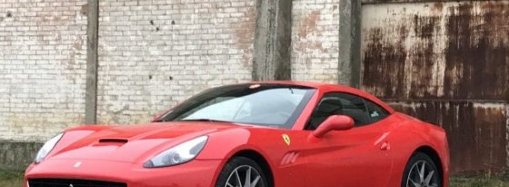 Суперкар Ferrari колесит по разбитым украинским дорогам