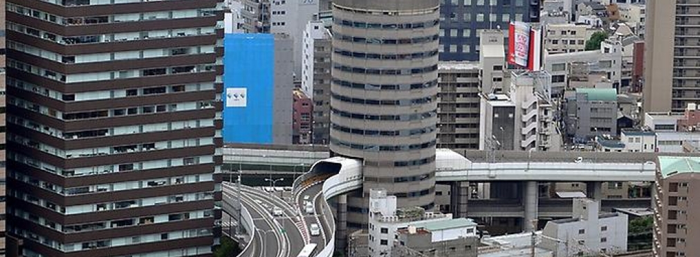 Невероятно, но факт: в Японии автотрасса проходит сквозь высотное здание