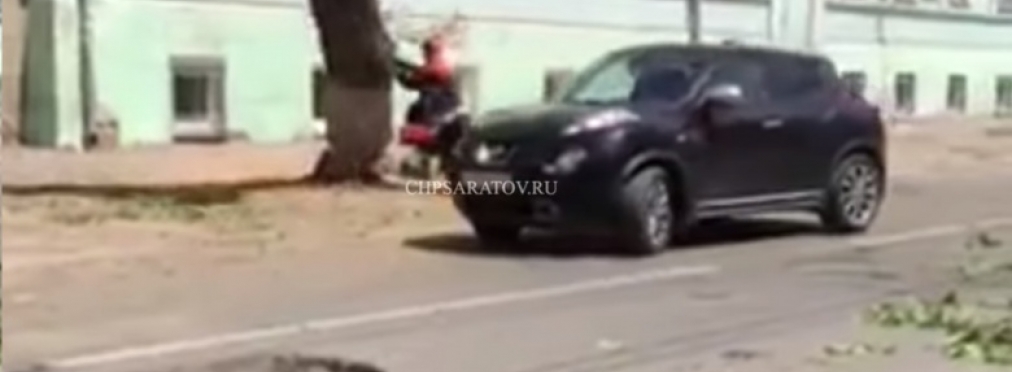 «Пронесло»: российские коммунальщики чуть не уронили дерево на проезжающее авто