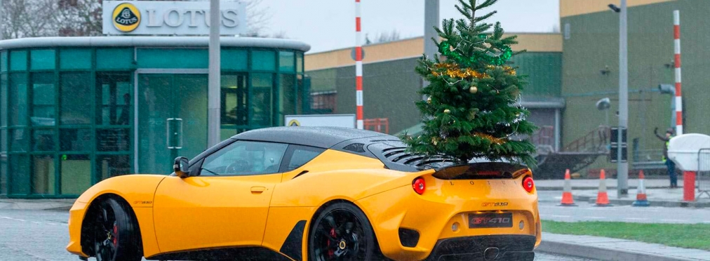 Спорткар Lotus устроил рождественский дрифт