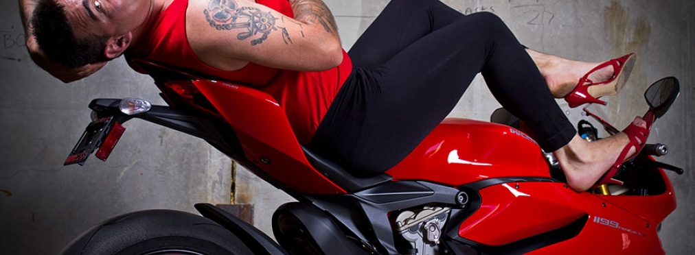 Мужчины снялись в позах женщин-моделей для рекламных постеров Ducati
