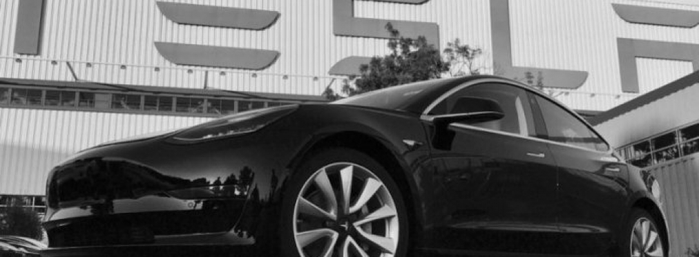 Стало известно кто стал обладателем первого электромобиля Tesla Model 3