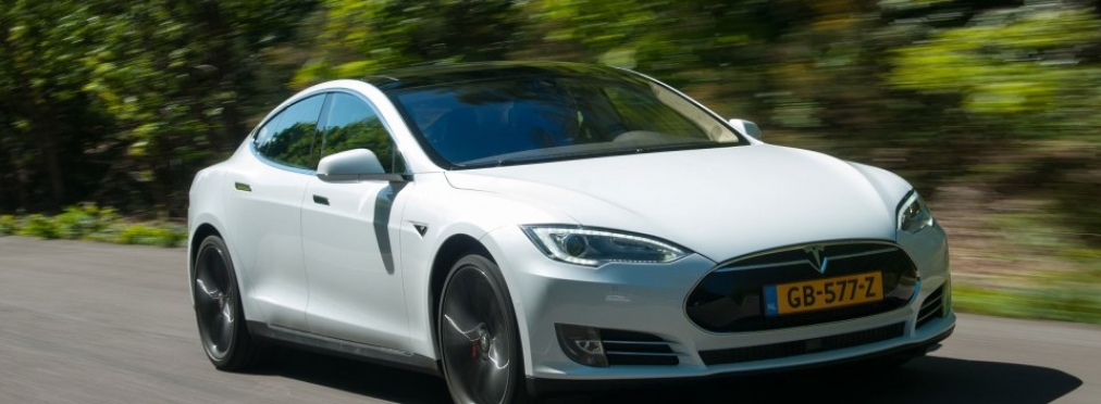 Автопилот Tesla смогла заранее «предсказать» аварию