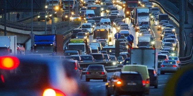 Топ-10 городов, где водители теряют более 200 часов в год в пробках