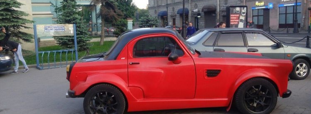 Старый Москвич превратили в яркое купе с двигателем BMW