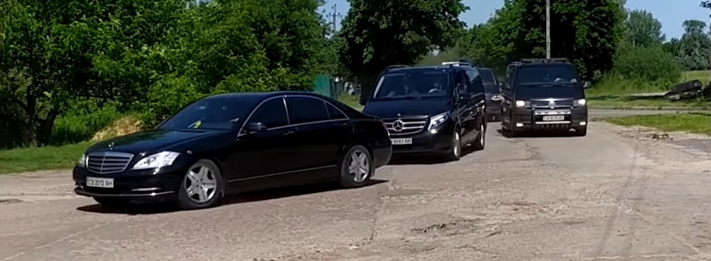 В Украине засняли впечатляющий кортеж Зеленского из 15 авто (видео)