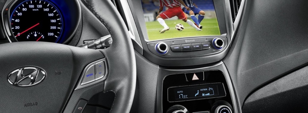 Маленький бюджетный Hyundai оснастили телевизором для просмотра футбольных матчей