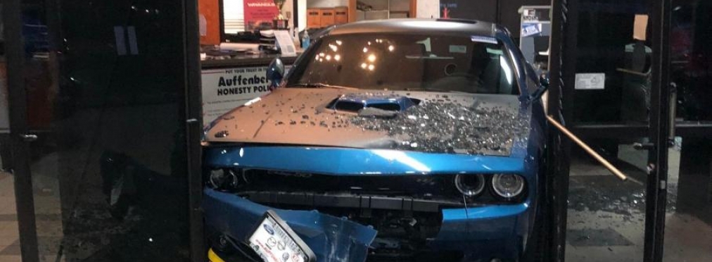 Неудачная попытка угона Dodge Challenger: Машина застряла в двери автосалона