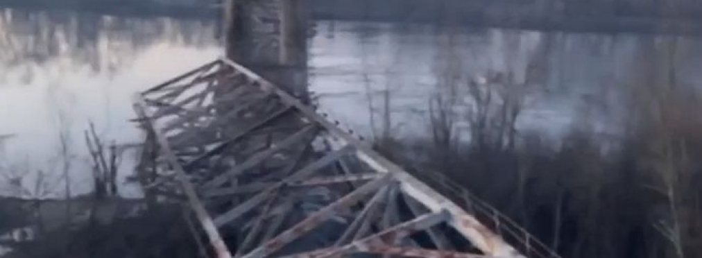 В Чернигове упал автомобильный мост через Десну
