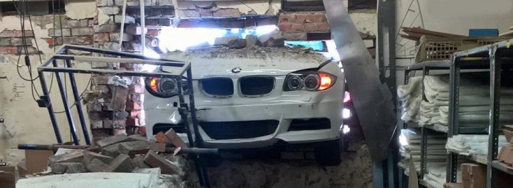 Лихач на BMW насквозь пробил заводскую стену
