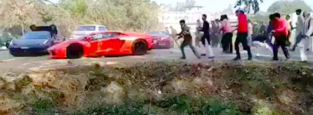 В Индии толпа забросала камнями Lamborghini и Ferrari