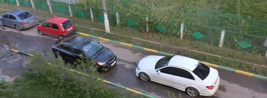 Увлекательное зрелище: «встреча» двух автоледи на узкой дороге