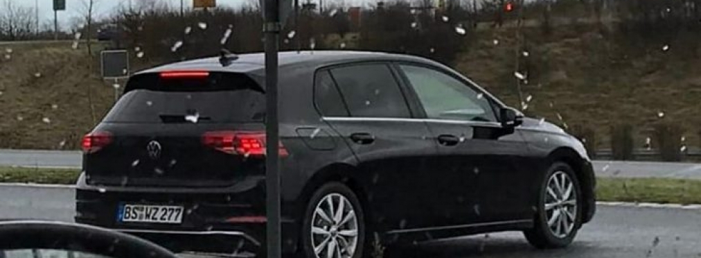 Новейший VW Golf 2020 засняли без камуфляжа на парковке возле McDonalds