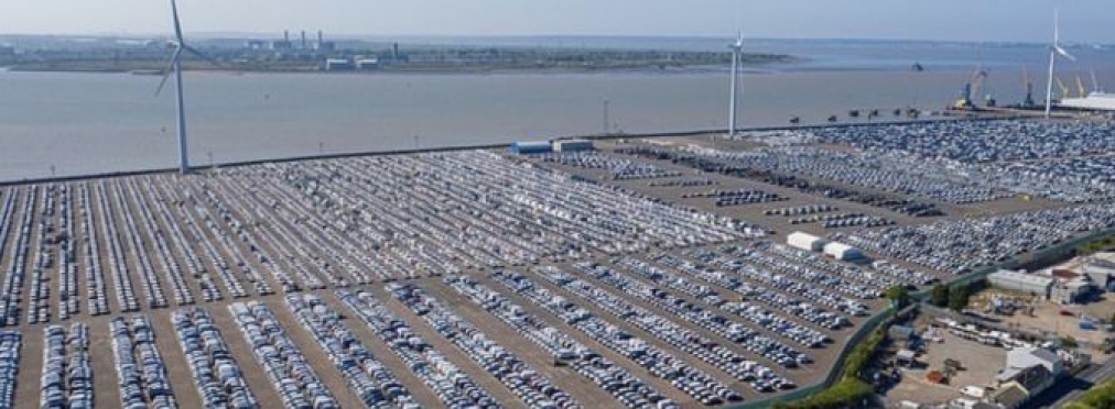 Впечатляющие кадры: десятки тысяч непроданных автомобилей в британском порту