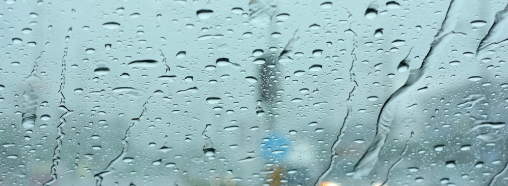 В России дождь оставил неотмывемые следы на автомобилях