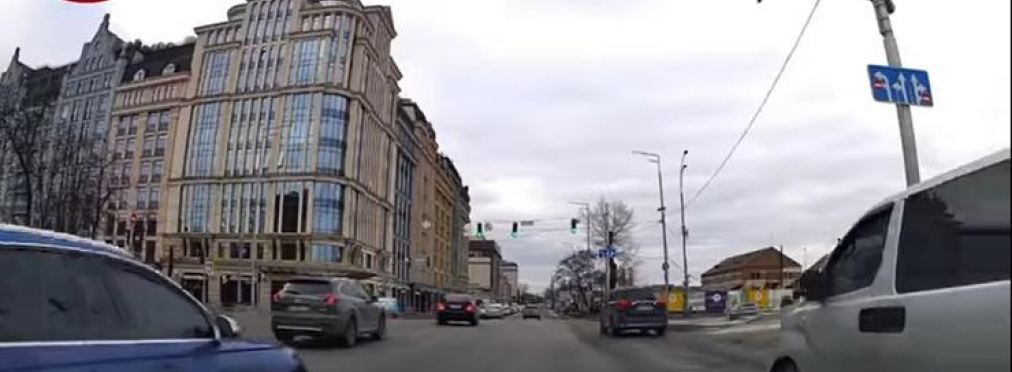 В Киеве водители десятками проезжают на красный: скандальное видео