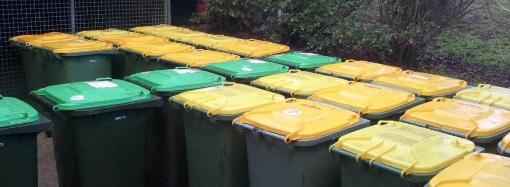 В Австралии знаки дорожного движения размещают на мусорных баках
