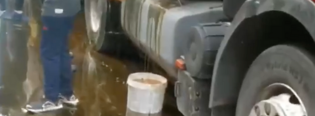 В Армении из грузовика вытек мед