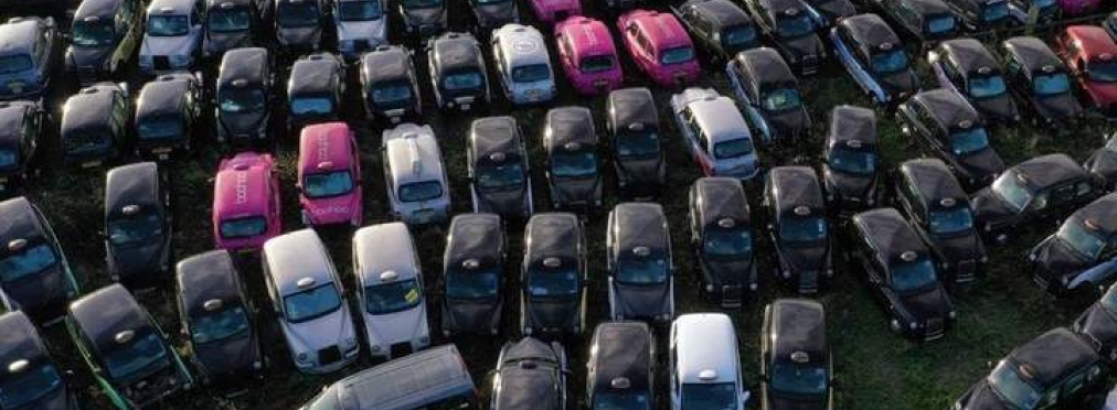 Тысячи лондонских такси стоят без работы на полях (фото)