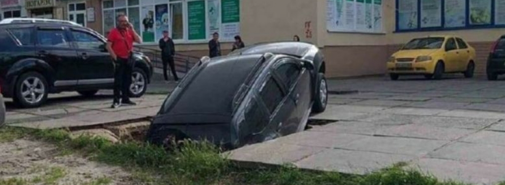 В Киеве припаркованный внедорожник ушел под землю