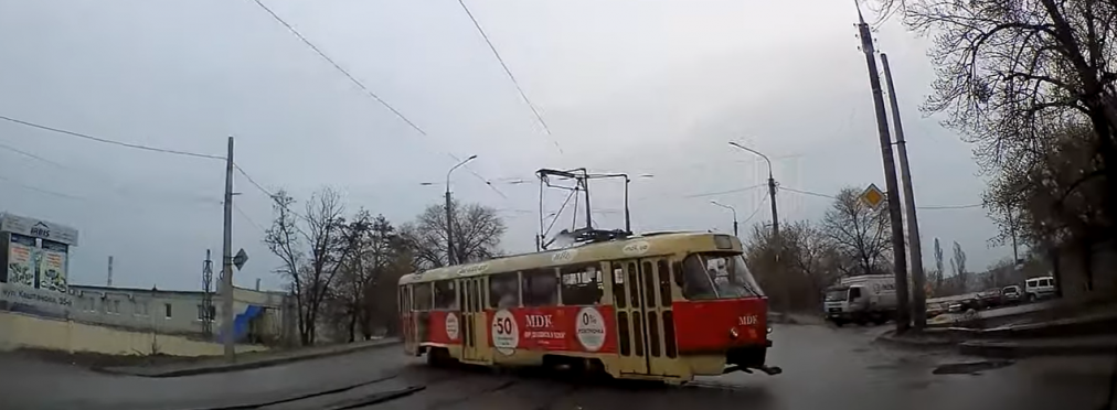 Харьковчанин чудом избежал ДТП с неуправляемым трамваем (видео)