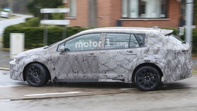 Новую Toyota Auris заметили на «мокром» тесте