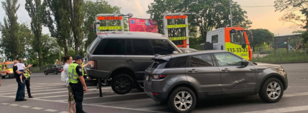 Эвакуаторщики чуть не уронили дорогой Range Rover в Киеве