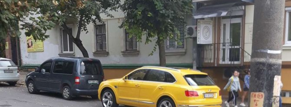 Контраст по-украински: роскошный Bentley Bentayga на фоне серых «сталинок»