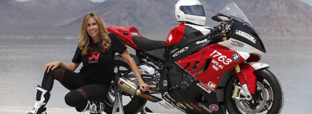 Девушка разогнала мотоцикл до 490 километров в час